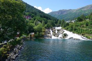 Kleiner Wasserfall am Fährhafen nach Geiranger  in Hellesylt