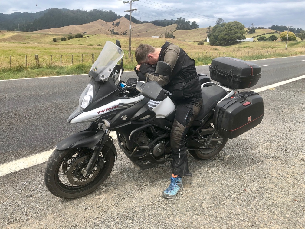 Erschöpft im Sattel nach Tongariro-Crossing