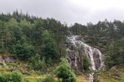 Wasserfall am Straßenrand in der Kommune Lindesnes (Norwegen)