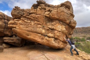 Felsbrocken auf dem Sevilla Rock-Art-Trail